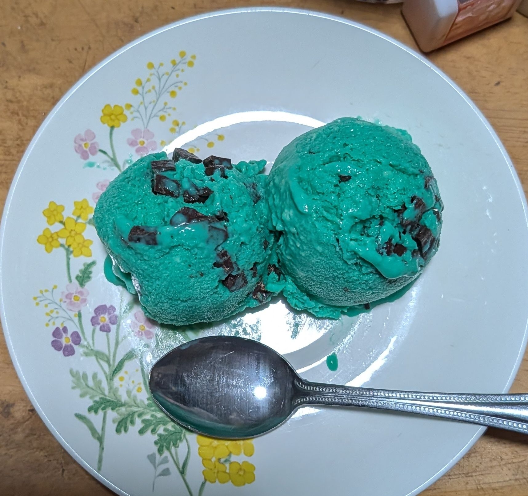 牛乳ホイップでチョコミントアイス