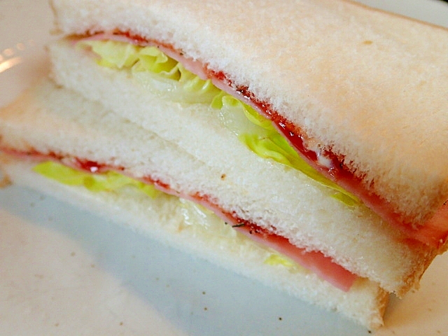 ケチャマヨで　サラダ菜とベーコンのサンドイッチ
