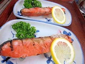 冷凍保存の切身を美味しく焼く方法☆　「塩鮭の焼魚」