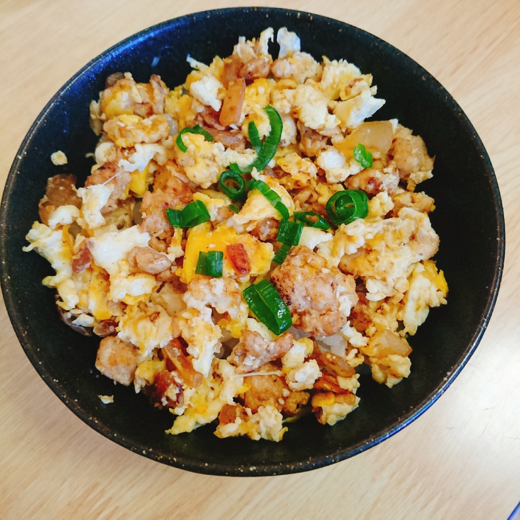 玉ねぎ 鶏挽き肉 卵の炒め丼