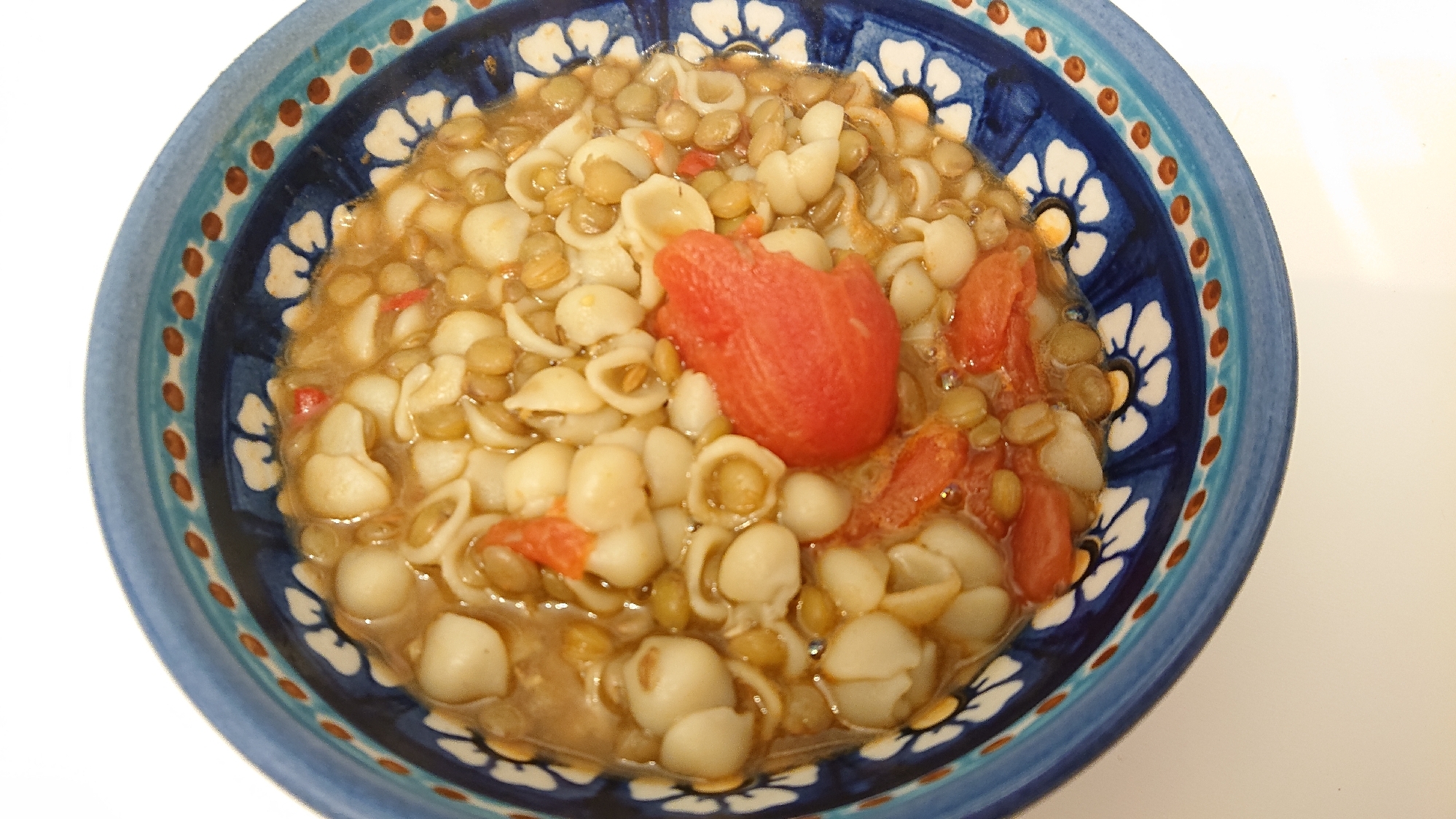 レンズ豆とマカロニのガーリックトマトスープ