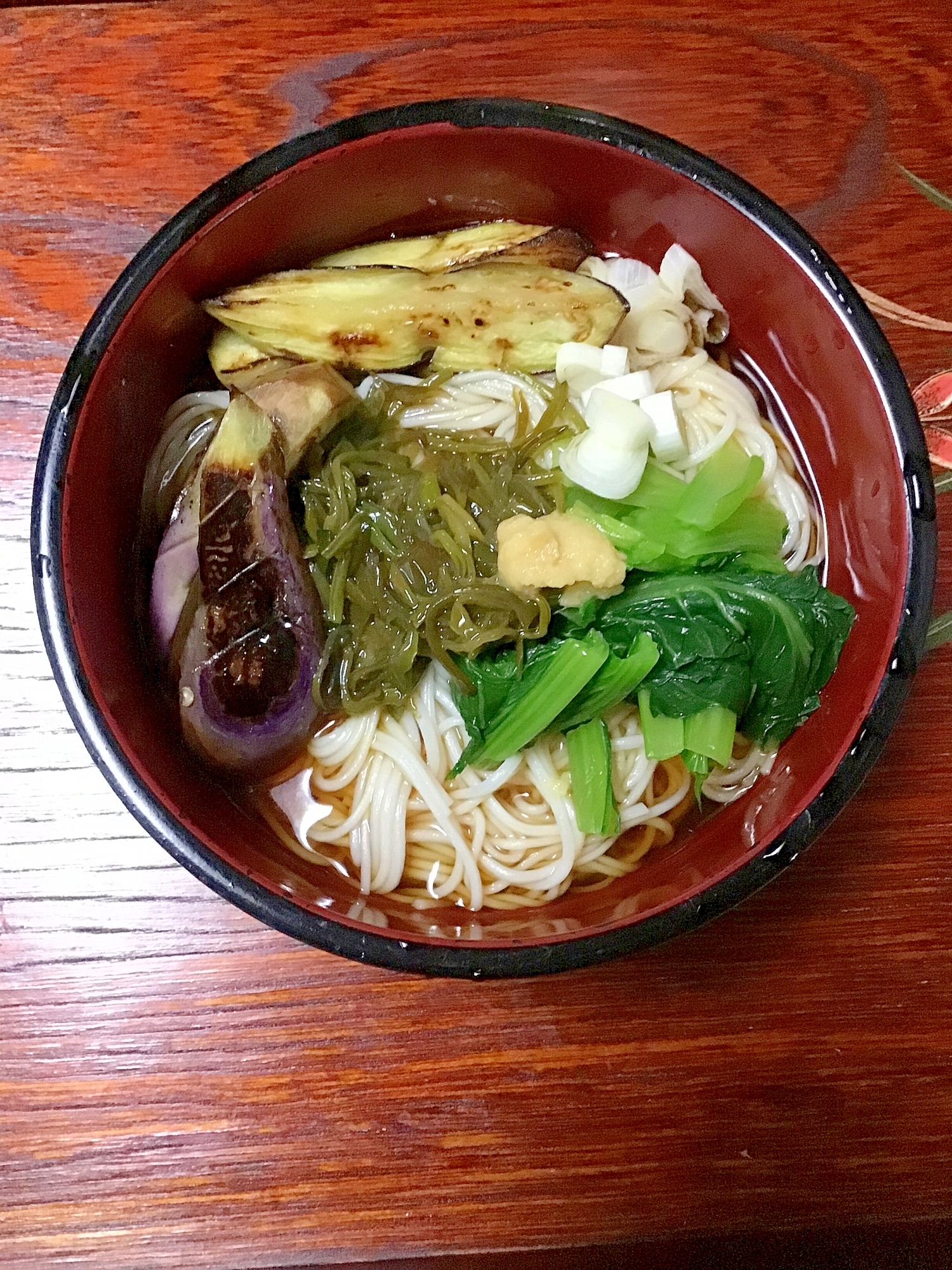 ごま油の焼きナスと小松菜とメカブのぶっかけ素麺。