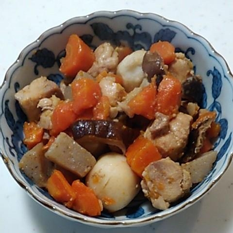 鶏肉と人参と小芋と干し椎茸と蒟蒻の煮物