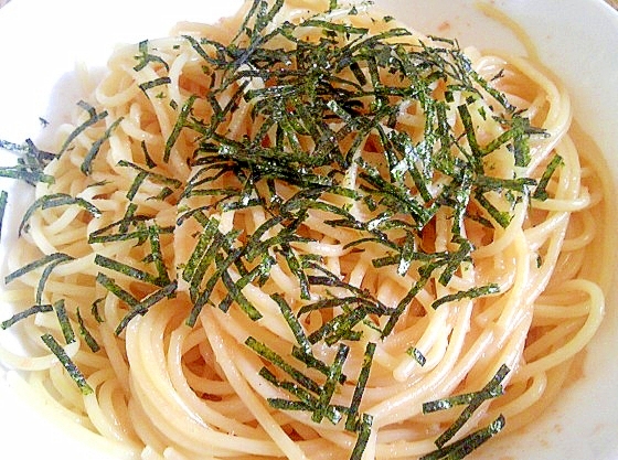 刻みのりがトッピングされた明太子ソースパスタ