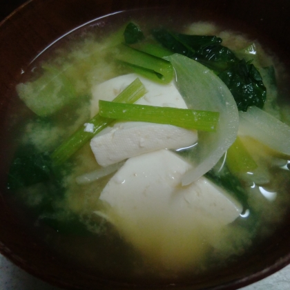小松菜と玉ねぎと豆腐の味噌汁