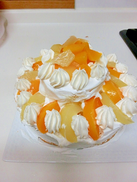 モントンのスポンジで黄桃のケーキ