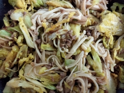 豚ひき肉とキャベツとえのきの炒め物