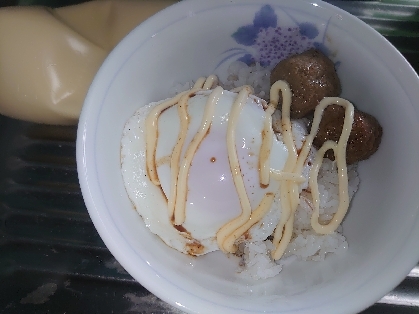 目玉焼きと肉団子のご飯