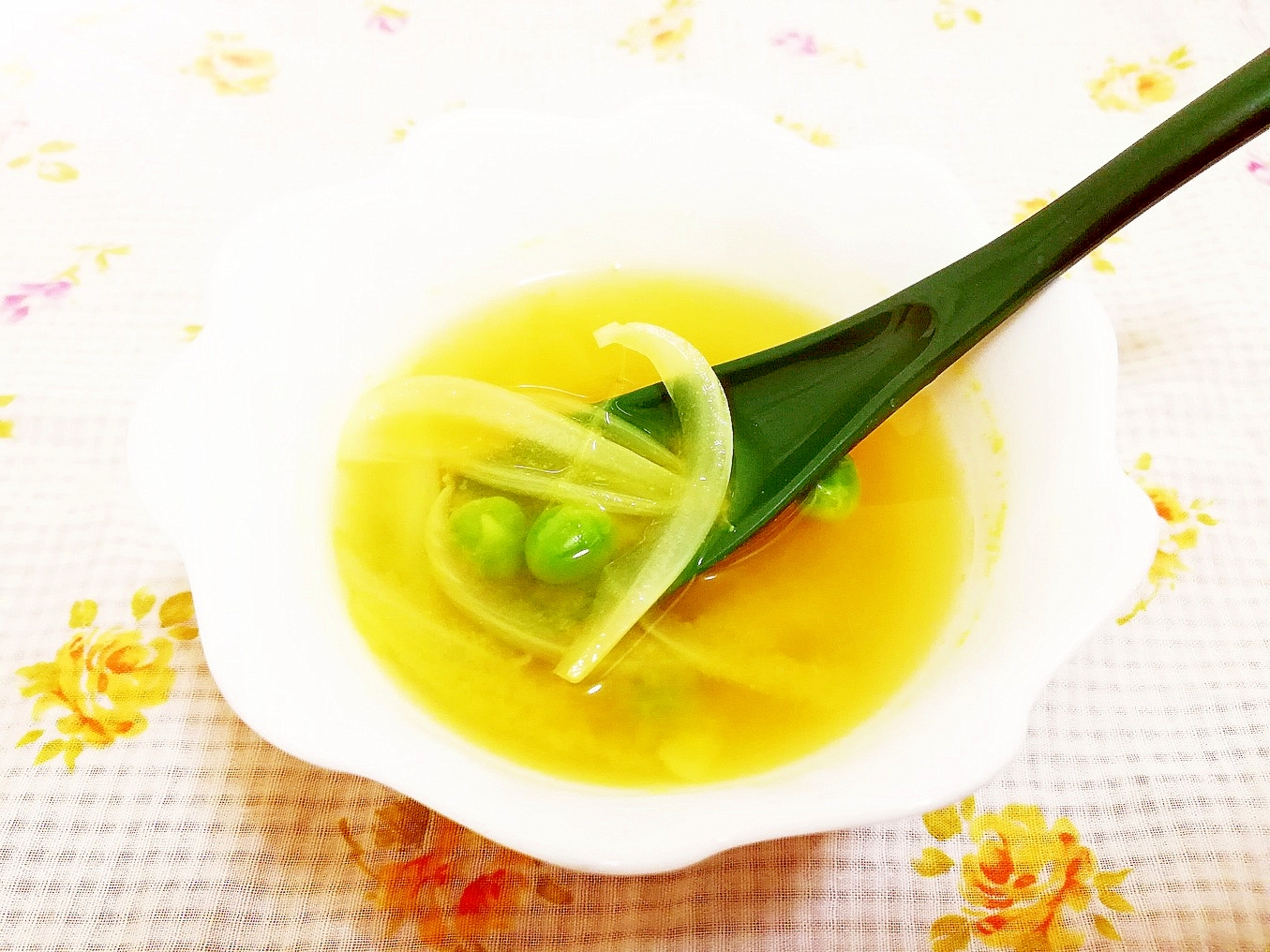 玉葱とグリーンピースのターメリックスープ