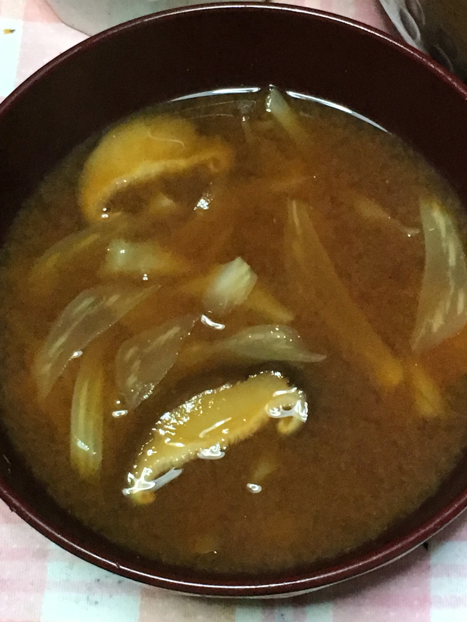椎茸、にんじん、キャベツ、赤だしの味噌汁
