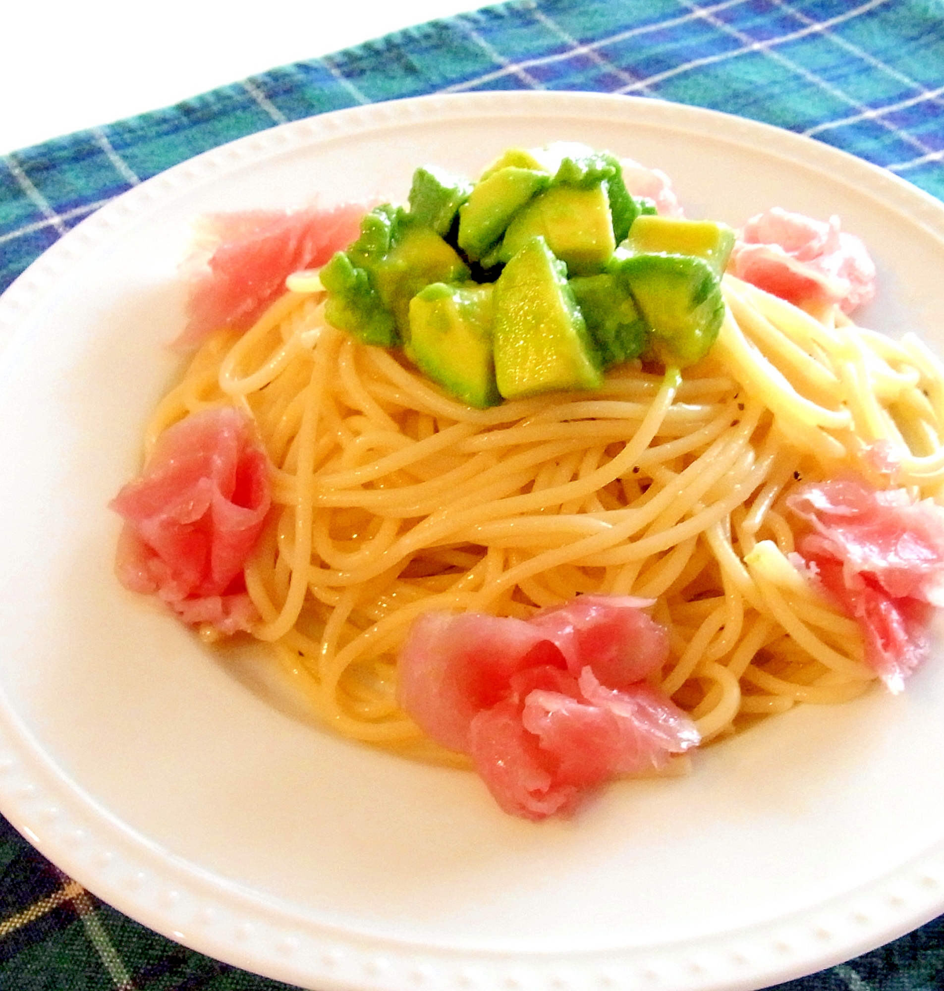 生ハムとアボカドの冷製パスタ