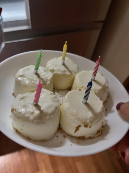 旦那の誕生日に娘と作りました。簡単に作れて娘も楽しそうでした。味は思ったより酸っぱかったけどいつものヨーグルトよりとっても美味しく食べれました！