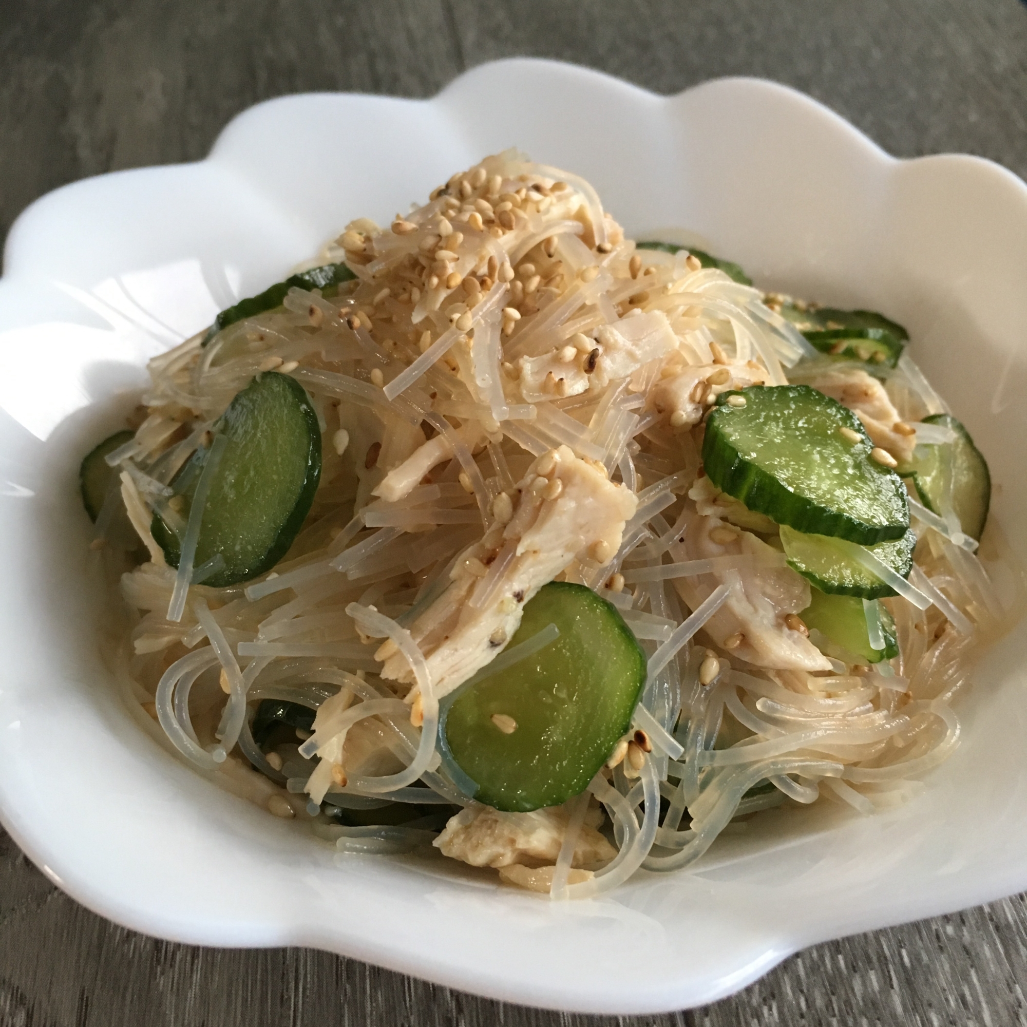 蒸し鶏と塩麹きゅうりの春雨サラダ♪