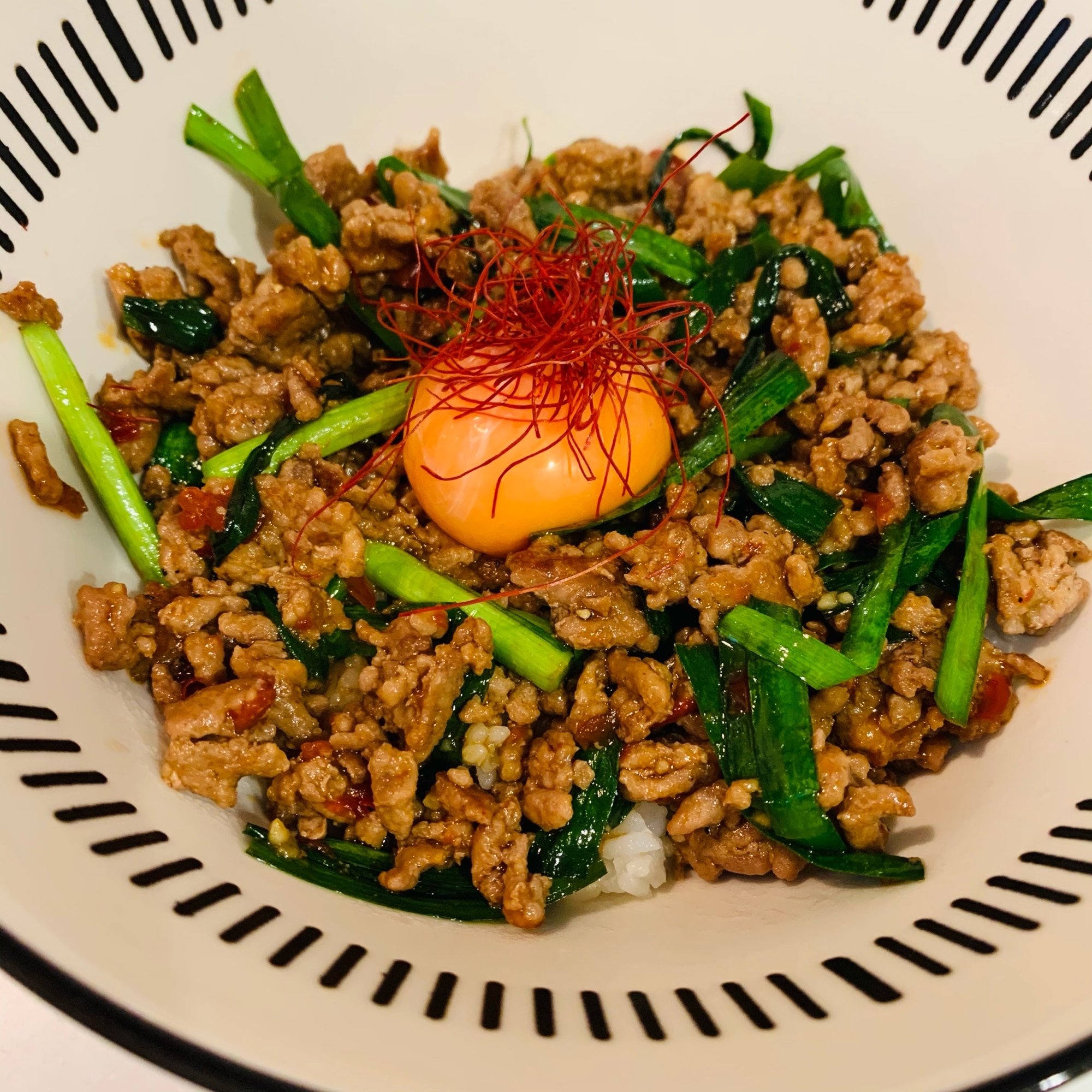 ニラとひき肉のピリ辛丼! レシピ・作り方 by JHENI - 楽天レシピ