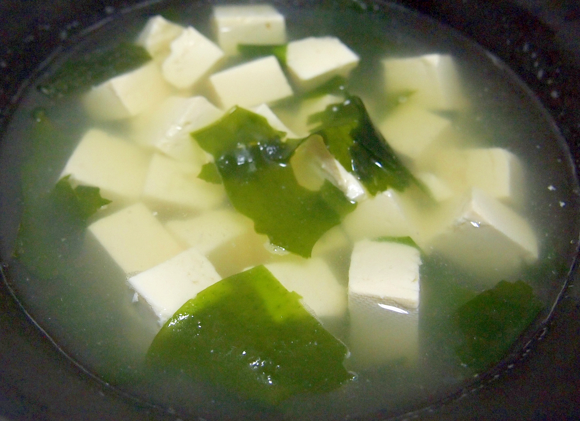 豆腐とわかめのシンプル中華スープ