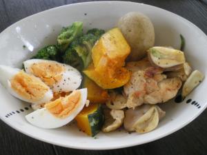 チキンごろごろ卵と温野菜のサラダ