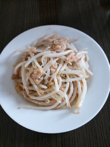 給料日前のおかず シーチキンでもやし炒め