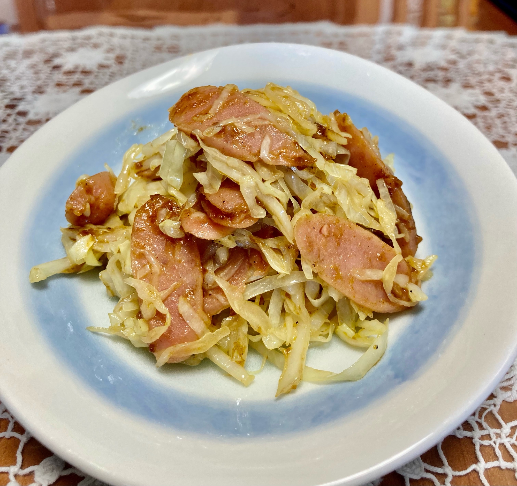 お弁当箱の隙間にキャベツとウィンナーの☆カレー炒め