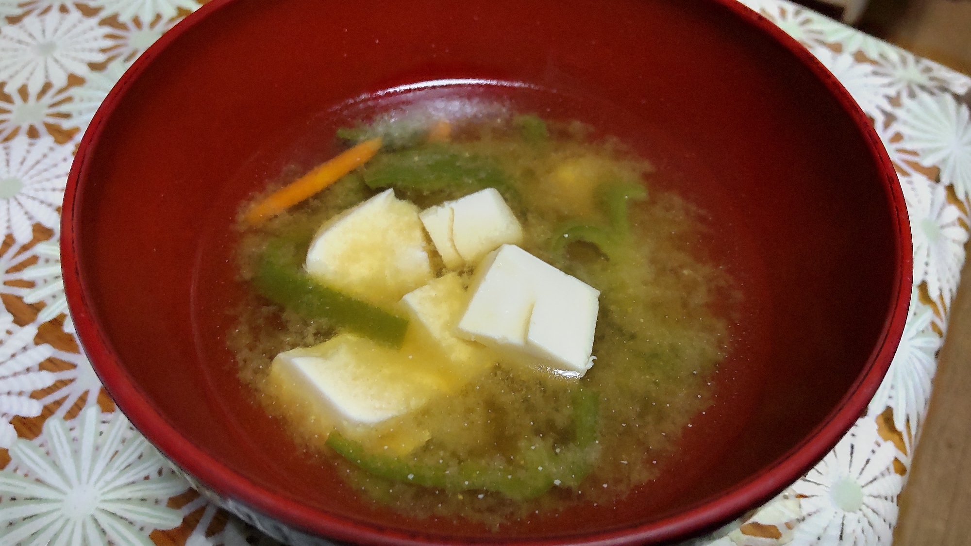 ピーマンとにんじんと豆腐の味噌汁
