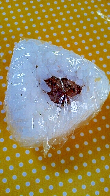 ラップで簡単 牛カルビ肉の焼肉おにぎり レシピ 作り方 By ラズベリっち 楽天レシピ ラップで簡単 牛カルビ肉の焼肉おにぎり レシピ 作り方 By ラズベリっち 楽天レシピ