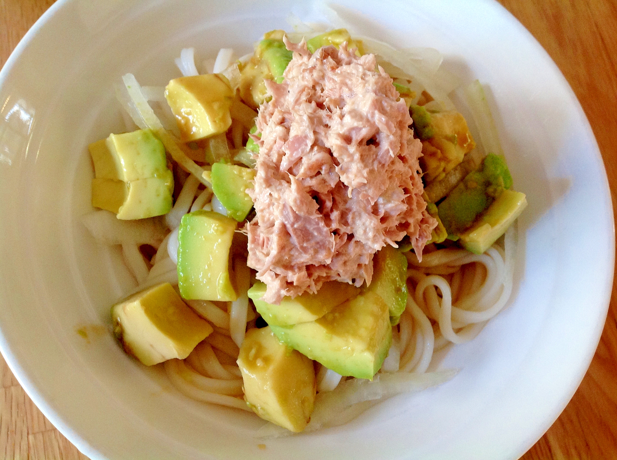 梅ツナアボカドの冷やしうどん