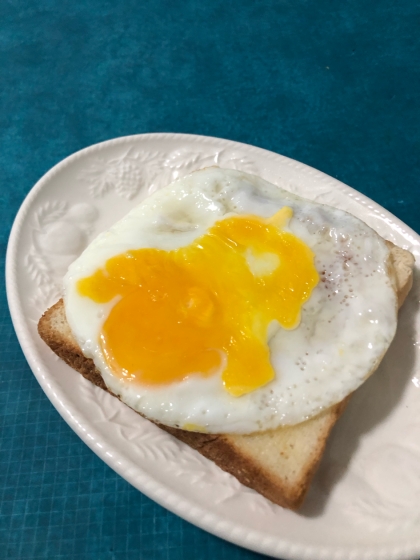 崩し目玉焼きのバタートースト