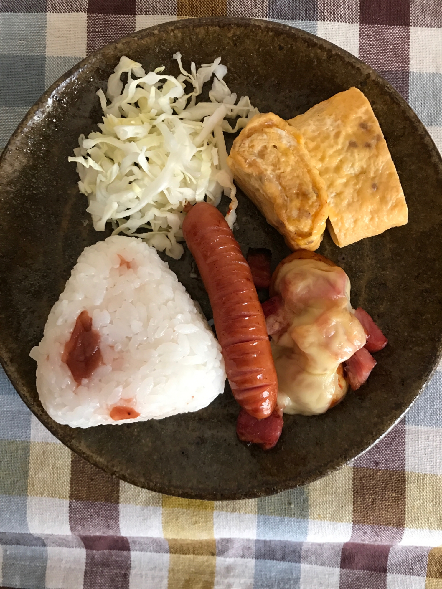 梅おむすびとベーコンとポテトのチーズ焼きの朝ごはん