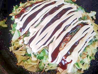 お好みのもの　いろいろ入れた　お好み焼き
