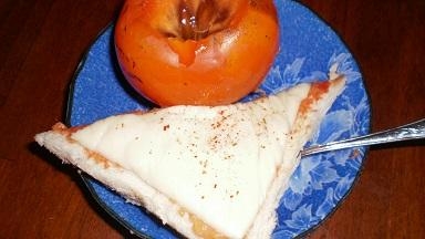 柿ジャムチーズトーストと熟しガキ