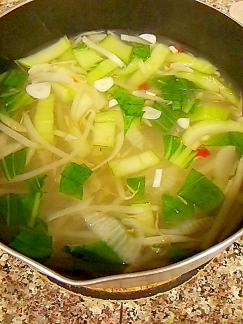 玉ねぎとチンゲン菜の三十雑穀入り春雨スープ