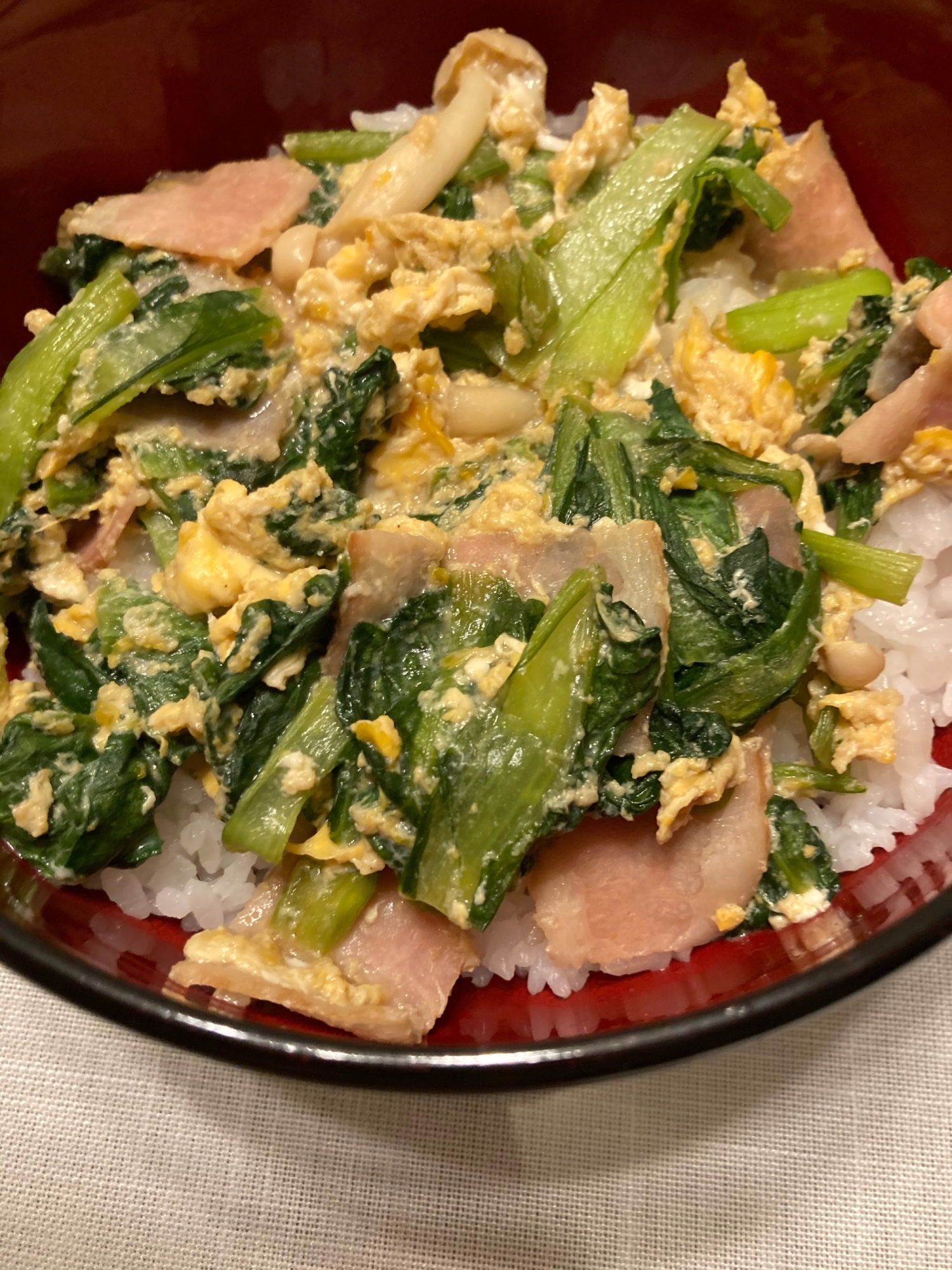 小松菜とベーコンの卵とじ丼