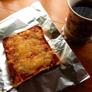 ピリ辛ケチャマヨチーズトーストとコーヒーのセット