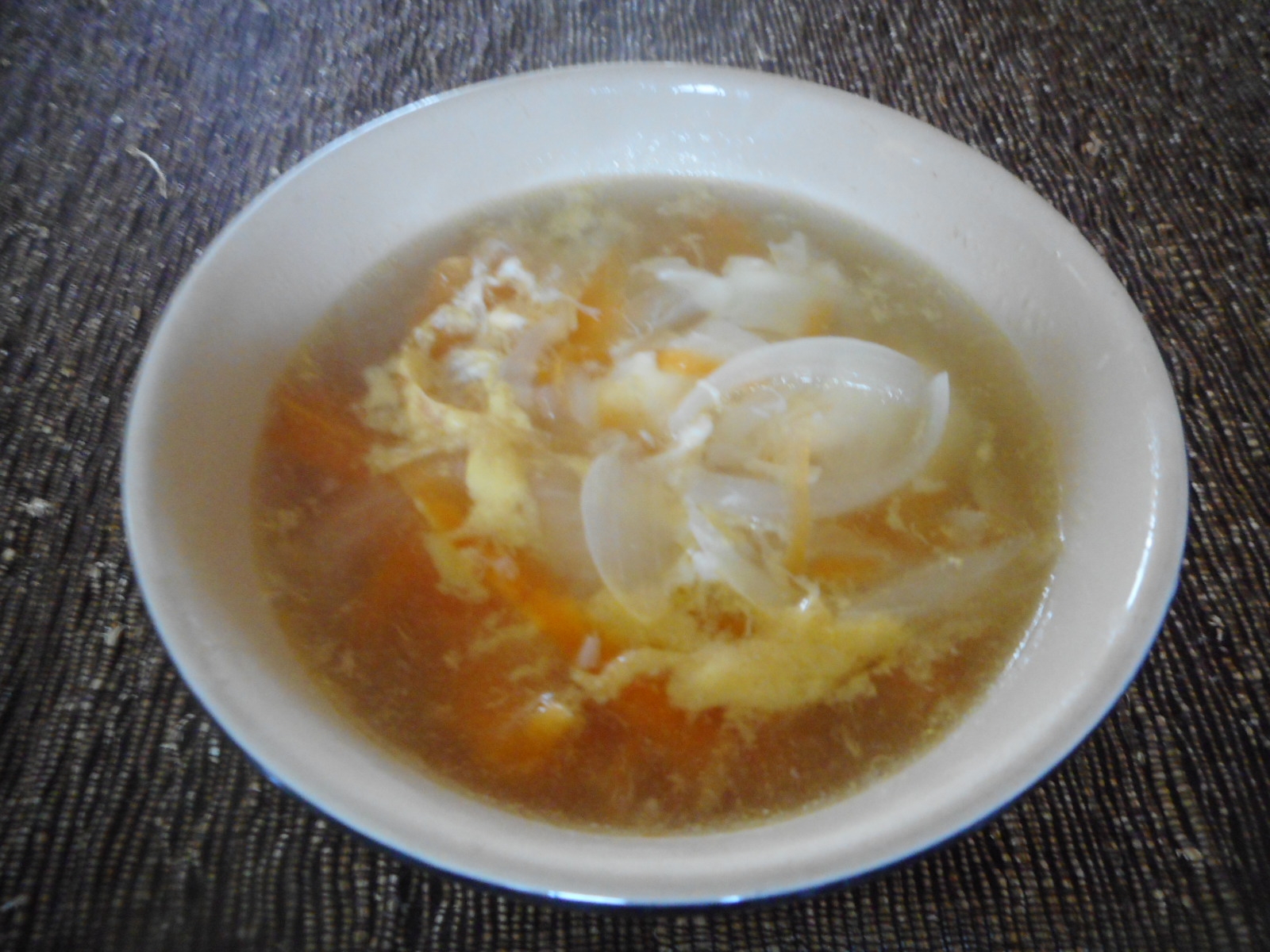ピーラーニンジンと卵のスープ
