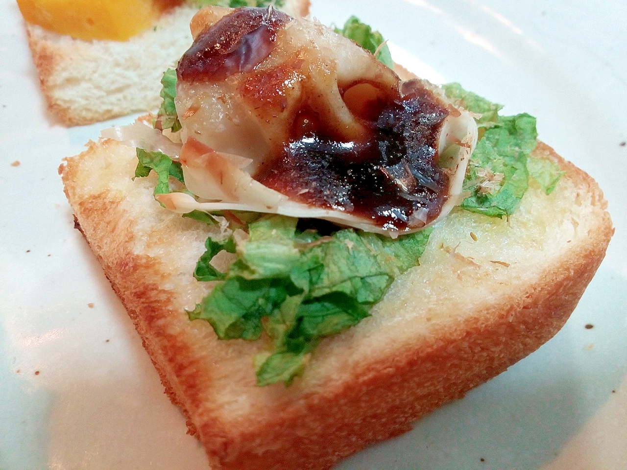 フラワーレタスと焼き餃子の和風ミニトースト