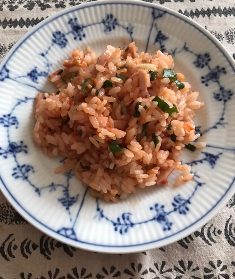 カリフラワーと魚肉ソーセージのケチャップチャーハン