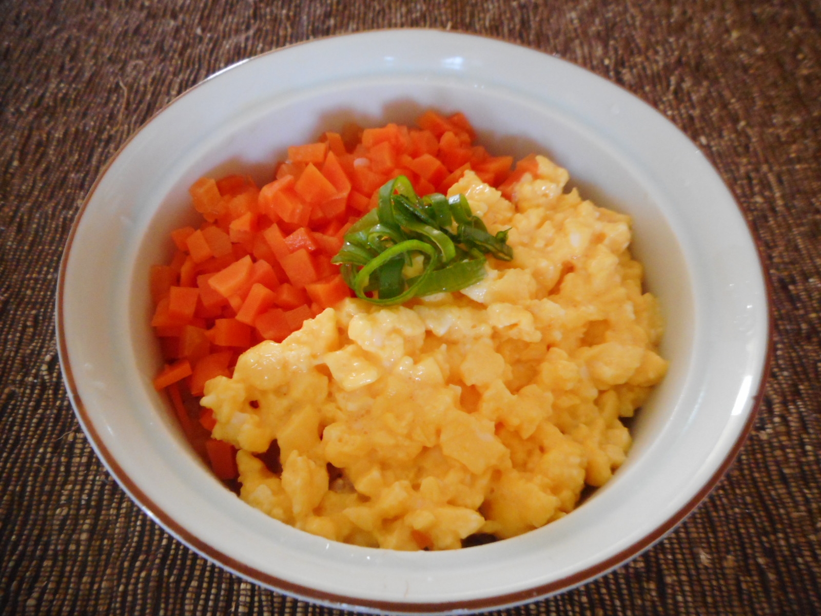 ニンジンと卵のそぼろ丼