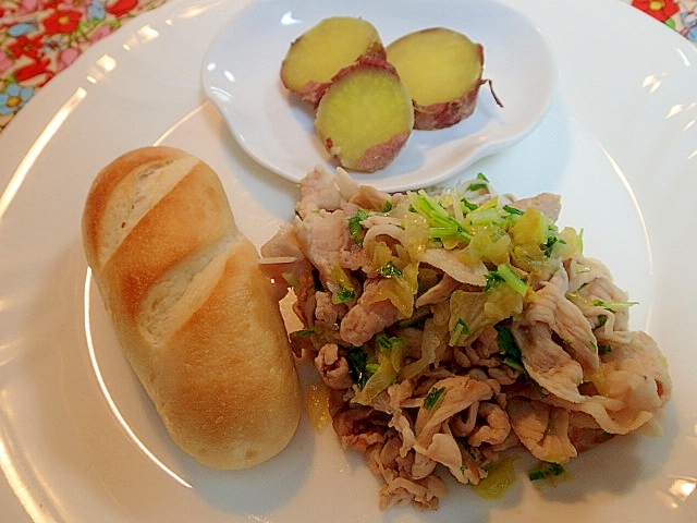 豚野菜炒めとさつま芋とプチパンのワンプレート♬