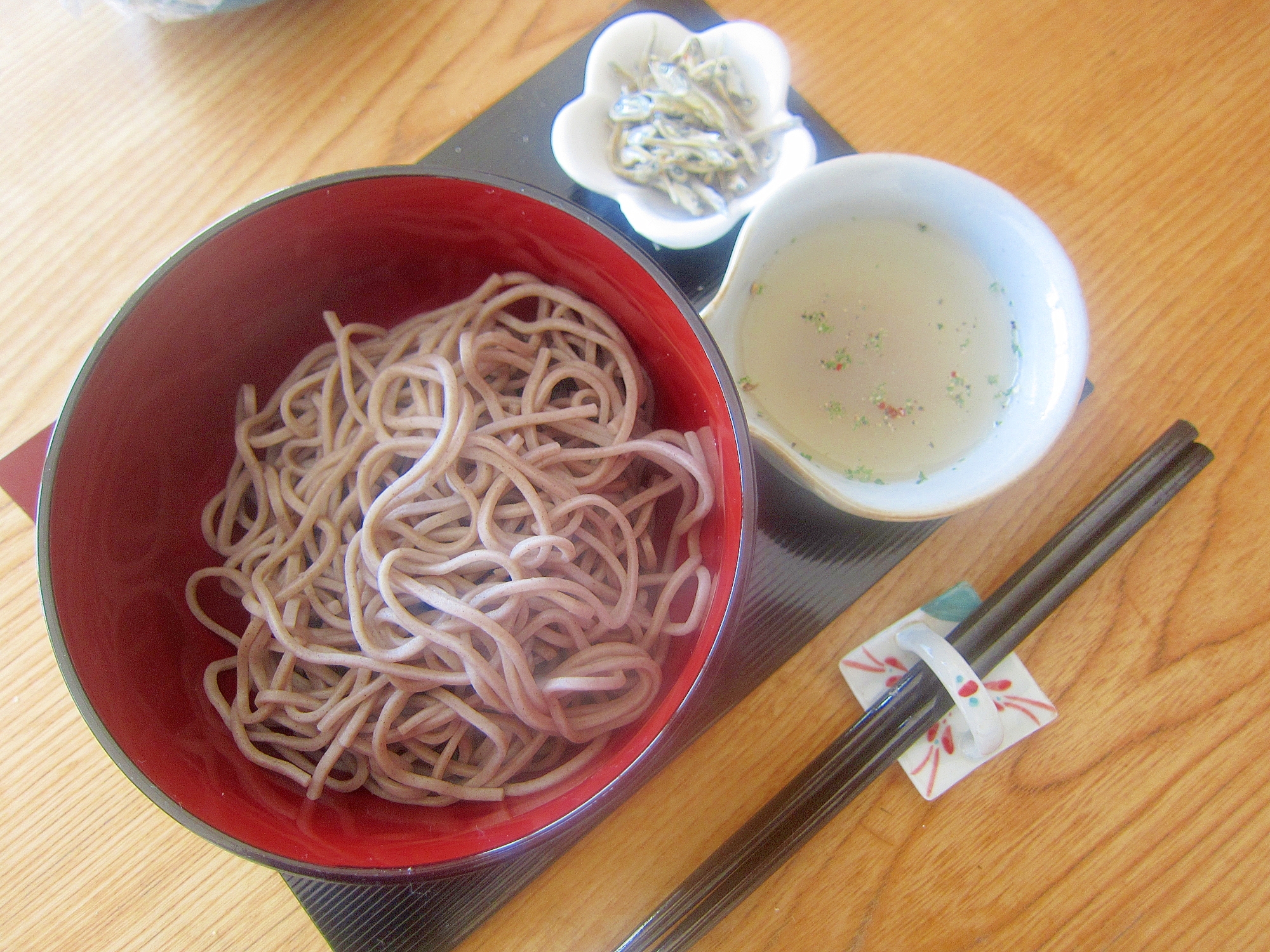 ペッパー椎茸スープと鶏出汁小魚蕎麦