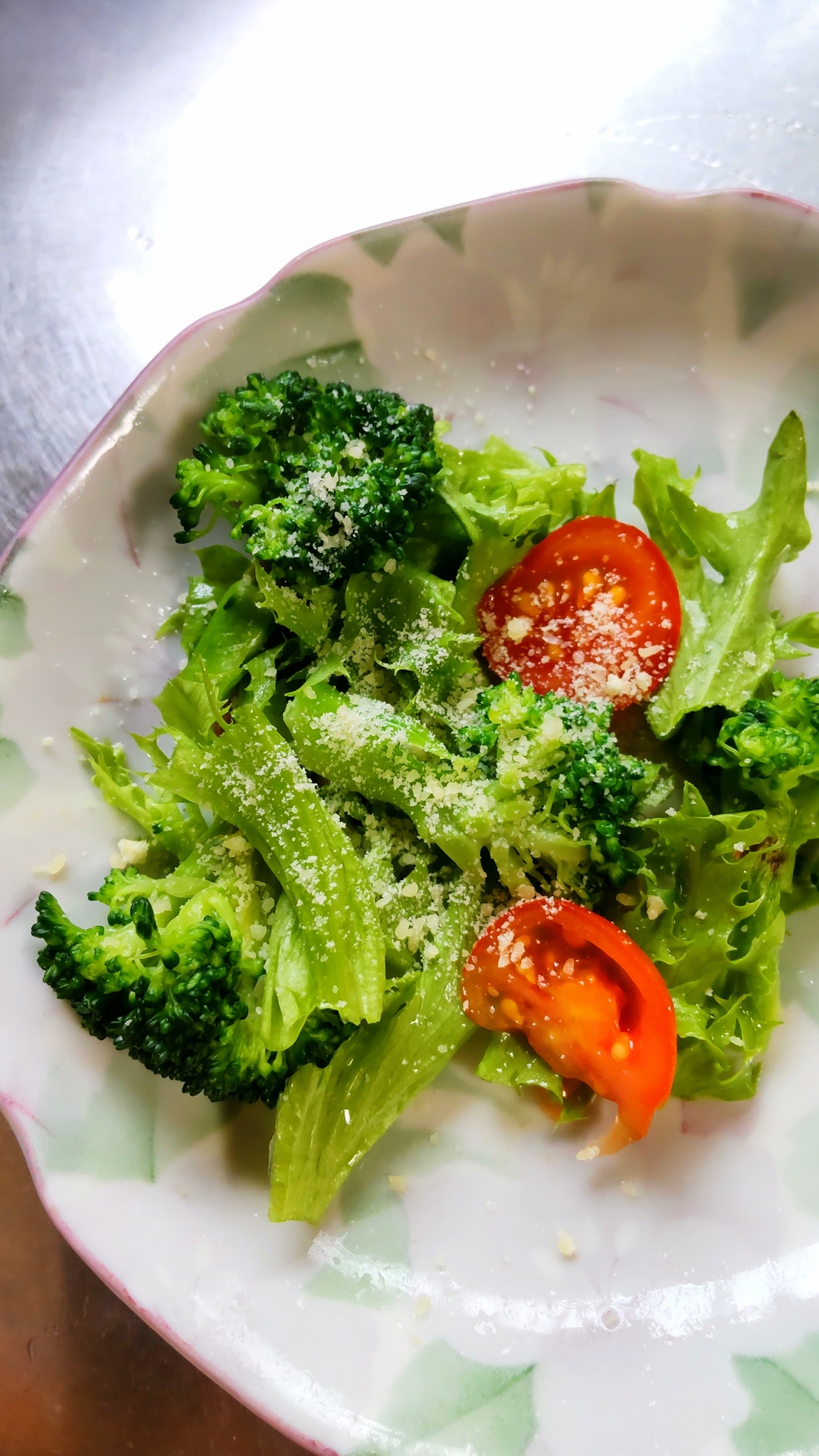 トマトブロッコリーレタスのサラダ
