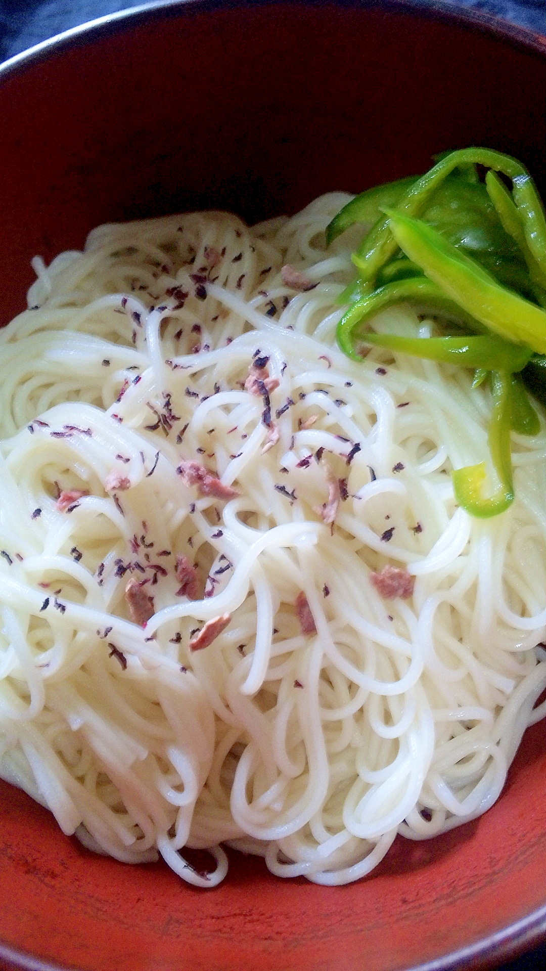 ピーマンとゆかりのぶっかけそうめん