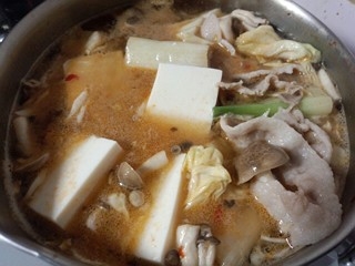 ニラは無かったけれど、豚肉と豆腐と家にある野菜で作りました。簡単で美味しくて温まりました～！