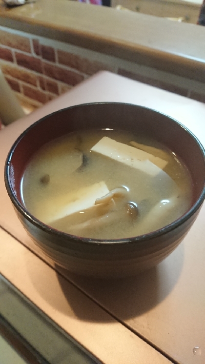 こんばんは～♪しめじと豆腐で(^-^)いつもと違う旨味たっぷりお味噌汁になりました(*^-^*)