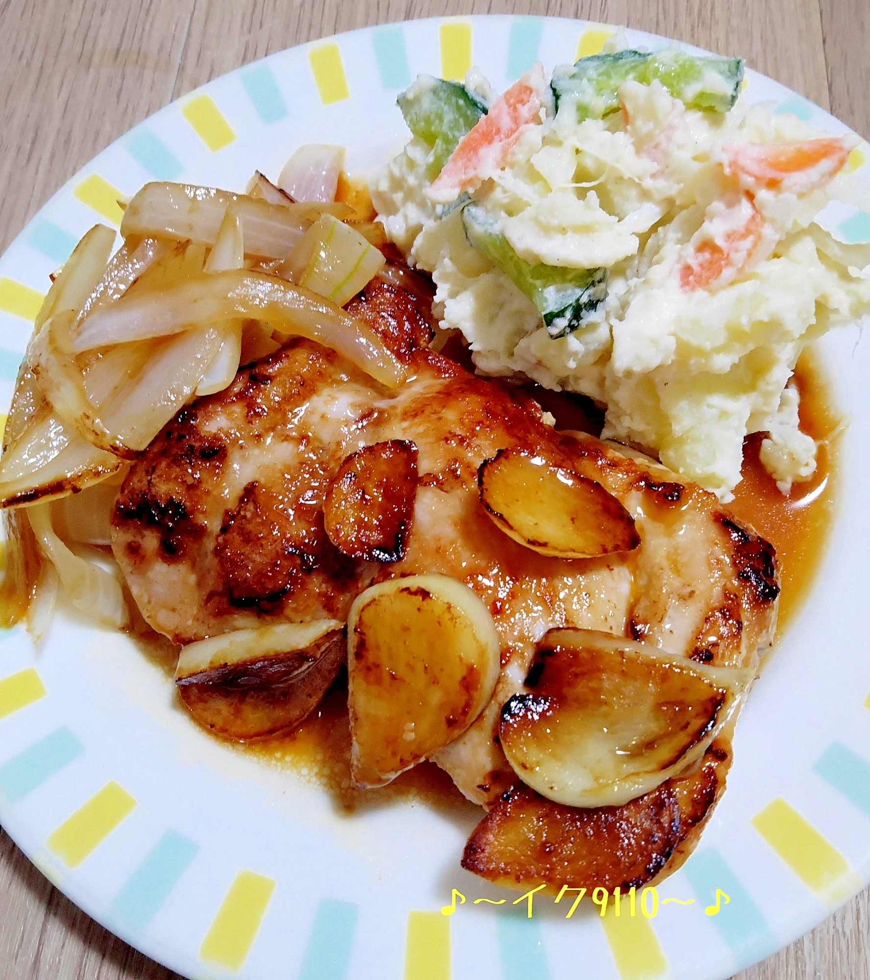 チキンステーキにんにく乗せ玉葱ツナポテトサラダ添え