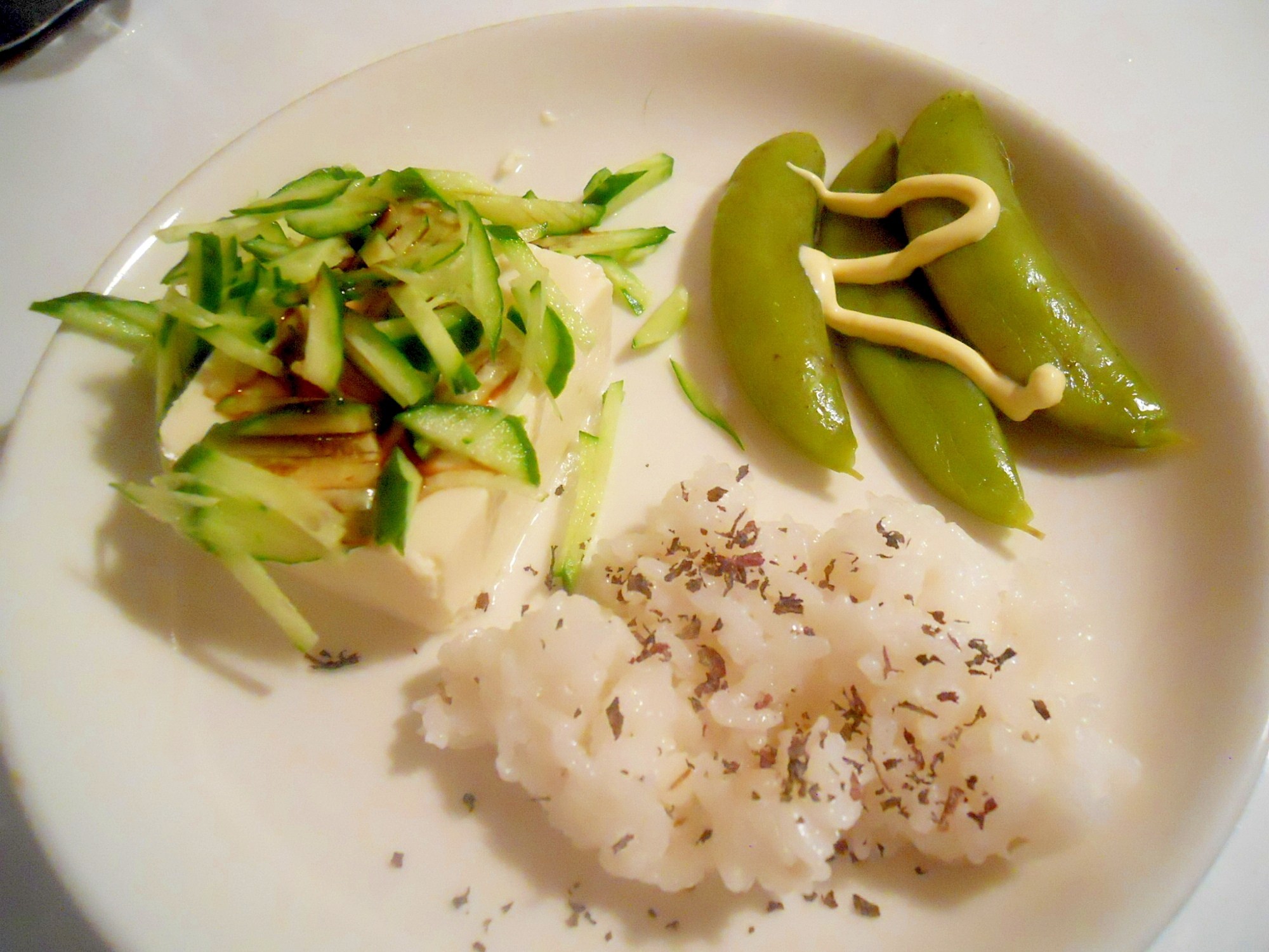 簡単にプレートご飯　ゆかりご飯＆豆腐＆サラダ