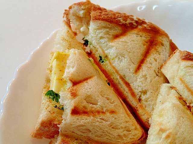 チーズとパセリのカレー香るカンパーニュサンド