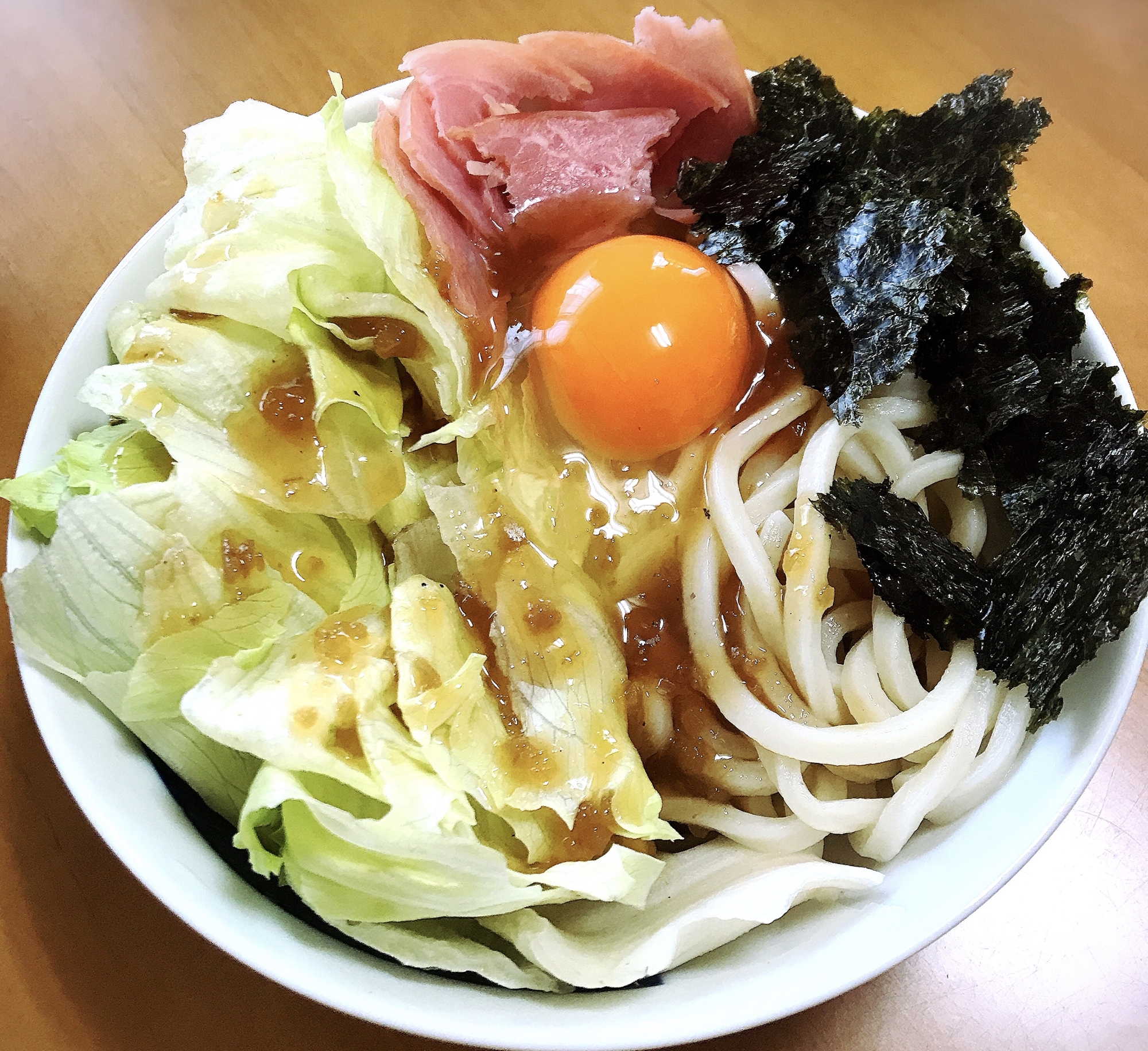 レタスと落とし卵のサラダうどん