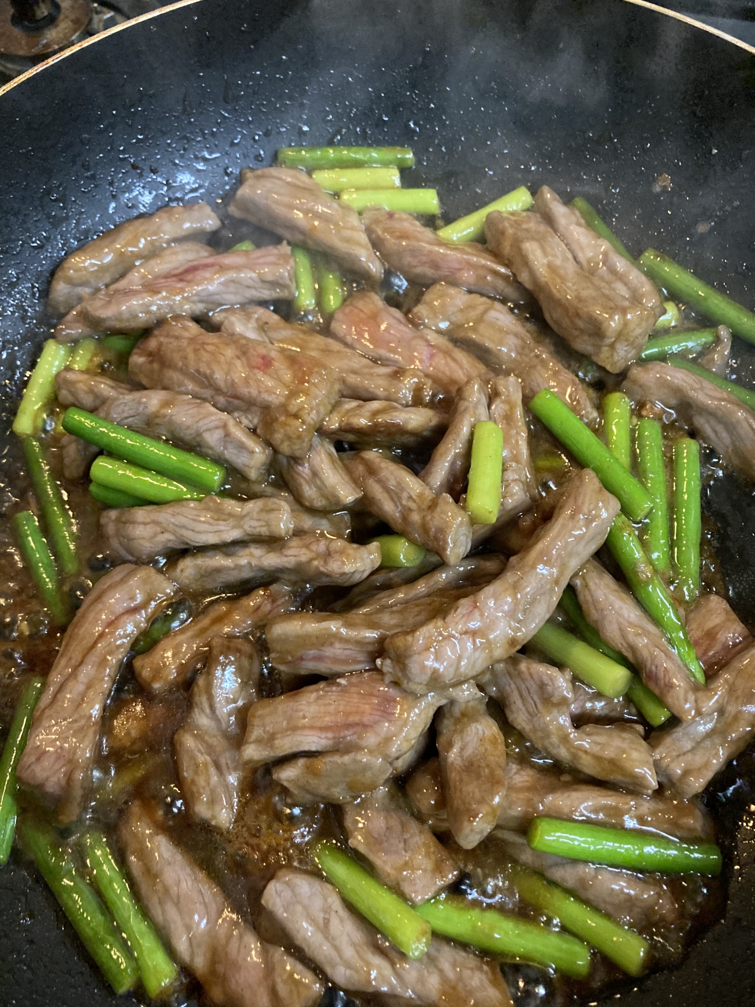 牛もも肉とニンニクの芽のオイスター炒め