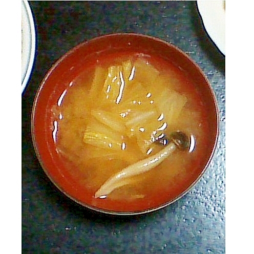 白菜としめじの味噌汁