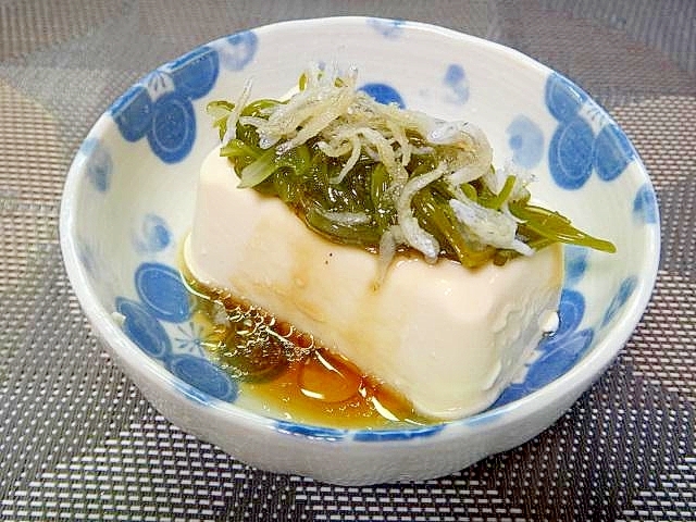 豆腐のしらすめかぶがけ