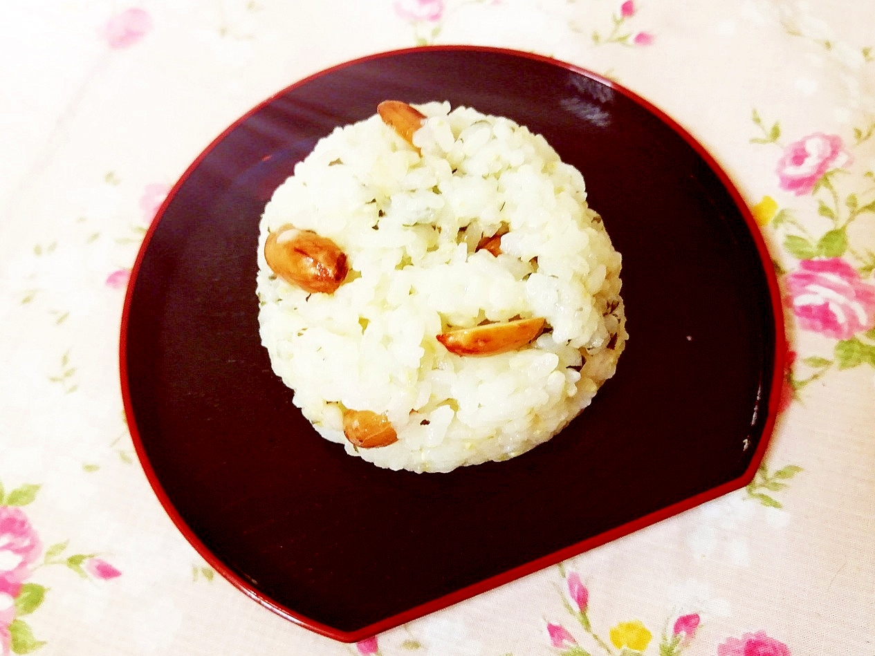 オリーブ＆チーズ風味♪落花生のまんまるおにぎり